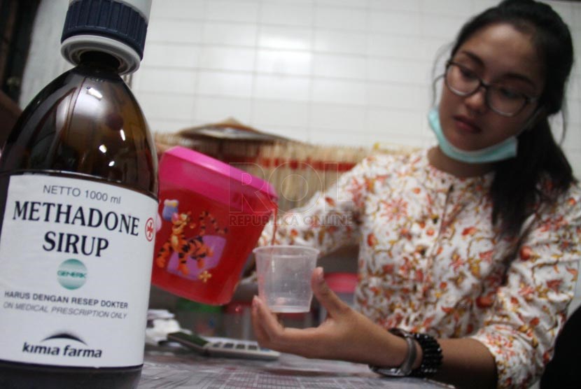 Puskesmas Wajib Lapor Pecandu Narkotika: Petugas memberikan minuman methadone sirup kepada pecandu narkoba saa terapi metadon cair di Puskesmas Gambir, Jakarta Pusat, Jumat (11/4).