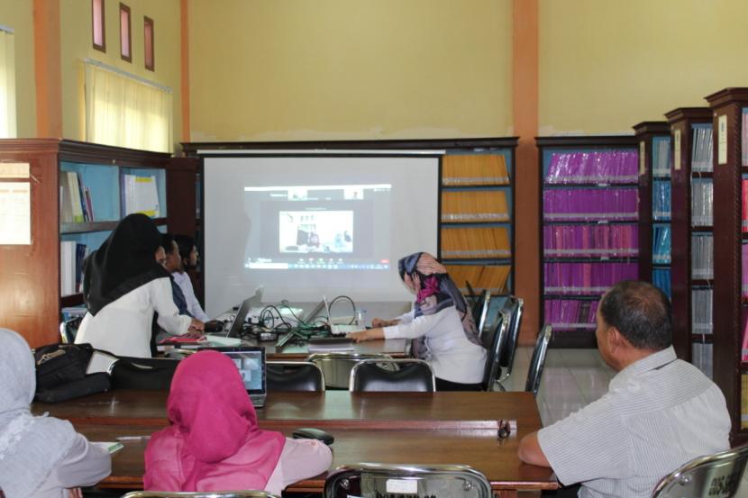 Pustakawan dan pengelola website UPT Perpustakaan Universitas Teuku Umar (UTU) Meulaboh dilatih mengelola website.   