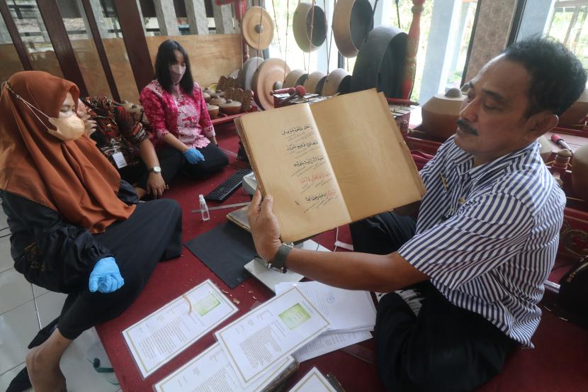 Pustakawan memperlihatkan naskah kuno berbahasa arab saat proses pemindaian di Museum Airlangga, Kota Kediri, Jawa Timur. Kepala Perpustakaan Nasional (Perpusnas) Muhammad Syarif Bando menyebutkan Indonesia masih kekurangan pustakawan sebanyak 439.680 orang di semua jenis perpustakaan.  