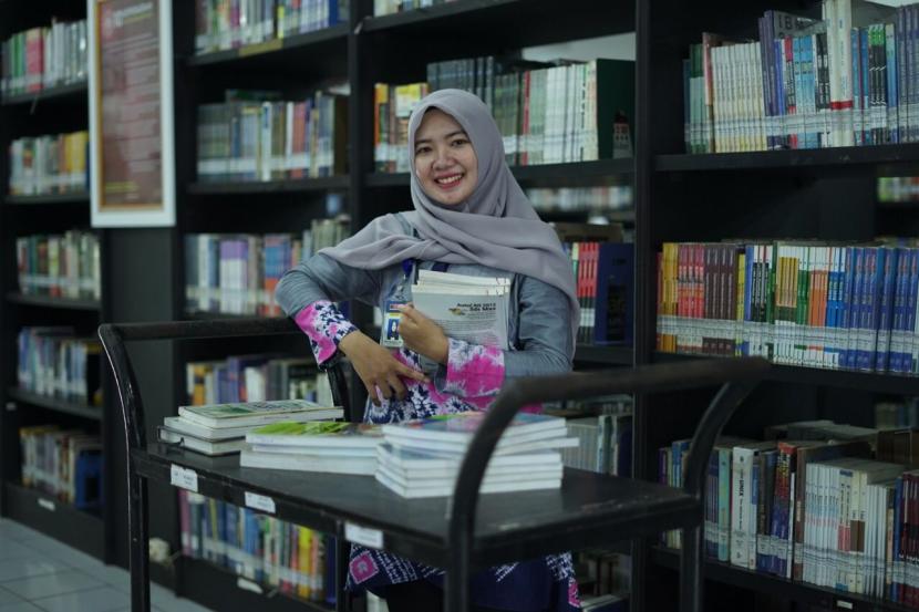 Pustakawan Universitas Muhammadiyah Malang (UMM), Dian Puspitasari meraih juara satu pada ajang Indonesian Academic Librarian Award (IALA).