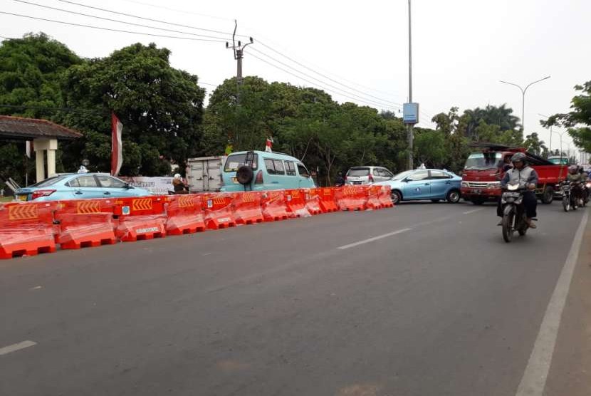 Putaran balik (u-turn) di depan Kompleks Dosen UI, Jalan Ir H Juanda, Ciputat, Tangerang Selatan yang ditutup, dibuka oleh masyarakat di hari pertama pemberlakuan, Selasa (14/8).