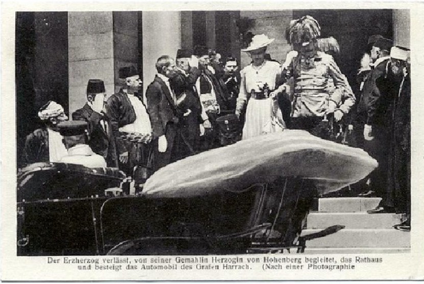 Putera Mahkota Austria-Hongaria Franz Ferdinand sesaat sebelum terjadinya pembunuhan kepada dirinya di Sarajevo, Bosnia