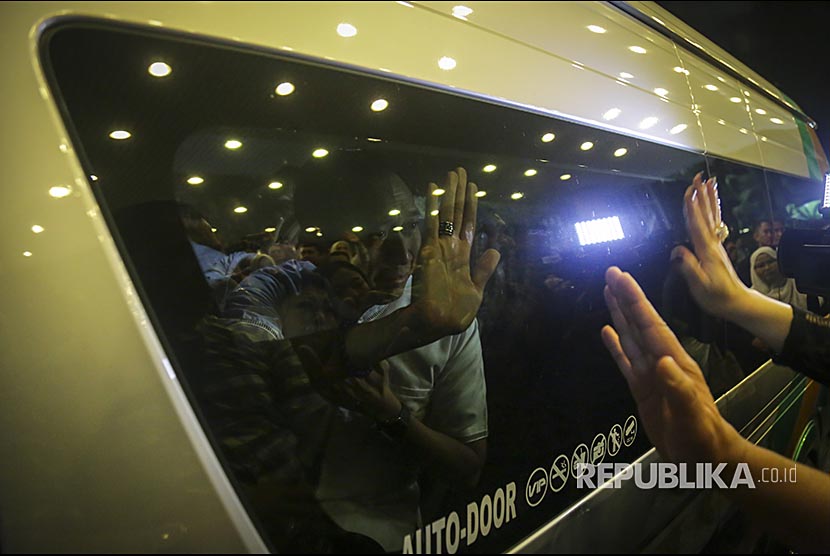 Putera Presiden ke-6 RI Susilo Bambang Yudhoyono, Eddie Baskoro Yudhoyono menyalami peziarah almarhumah Ibu Ani Yudhoyono sebelum dibawa pulang ke Jakarta, di Kedutaan Besar Indonesia, di Singapura, Sabtu (1/6)