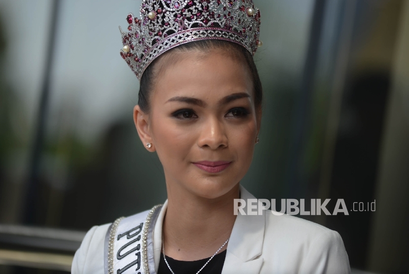 Puteri Indonesia 2016 Kezia Roslin Cikita Warouw saat berkunjung ke Gedung Komisi Pemberantasan Korupsi (KPK), Jakarta, Senin (27/3).