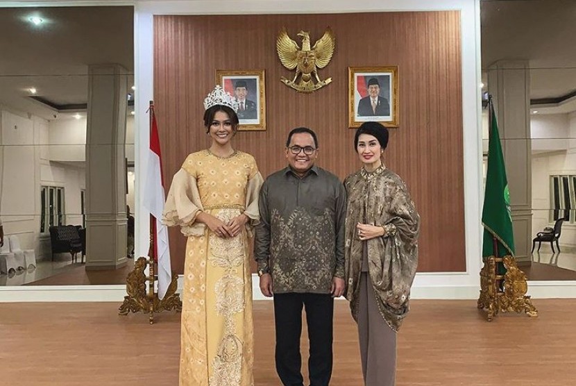 Puteri Indonesia 2017 Bunga Jelitha (kiri) mengenakan jumputan Gambo Muba bersama Bupati Musi Banyuasin (Muba) Dodi Reza Alex dan Ketua Tim Penggerak PKK Muba Thia Yufada. 