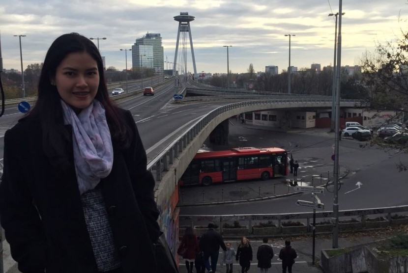 Puti Almas, jurnalis Republika.