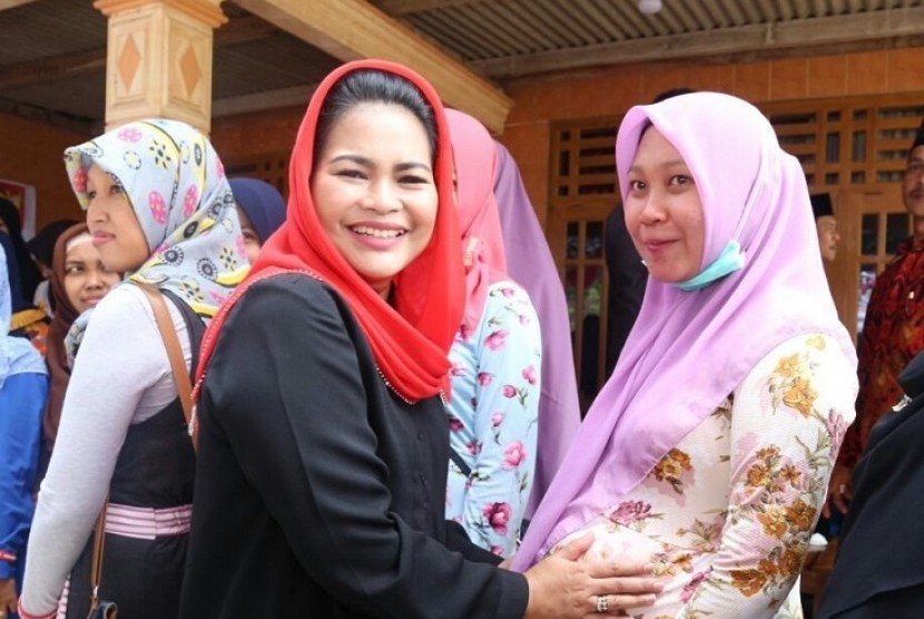 Puti Guntur Soekarno saat bertemu dengan ibu-ibuhamil di Ngawi, Jawa Timur, Senin (4/6).
