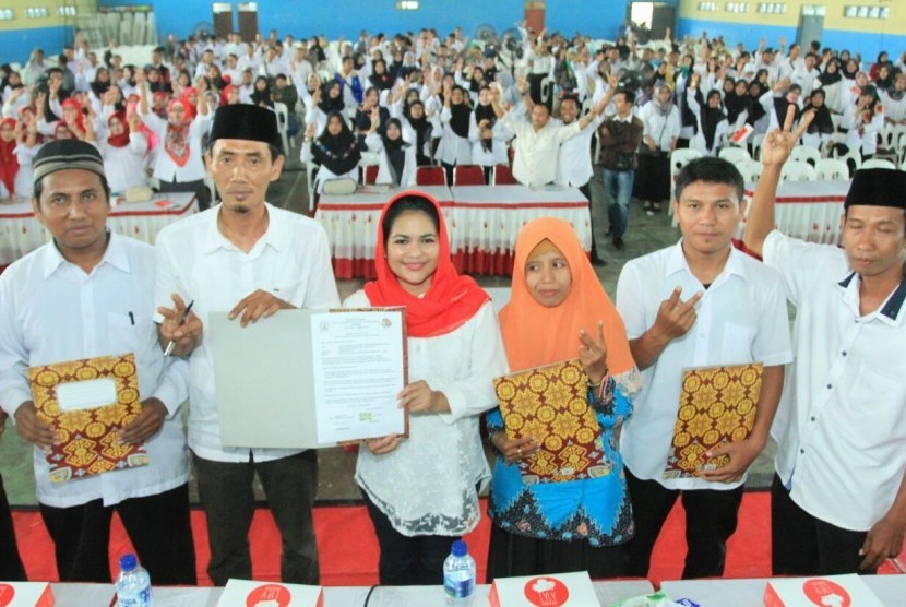 Puti Guntur Soekarno saat menandatangani kontrak politik dengan Guru Tidak Tetap/Pegawai Tidak Tetap di Lamongan.