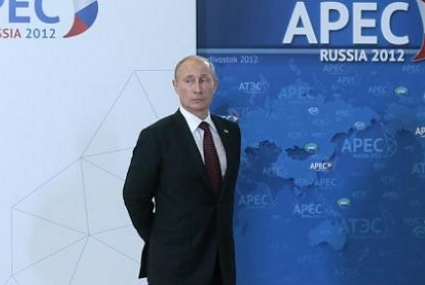 Putin terlihat dengan wajah lelah saat menunggu para pemimpin dunia di ajang APEC 2012, Vladivostok. Ia dikabarkan telah mengalami cedera sebelum APEC dihelat.