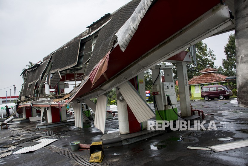 Puting Beliung Di Sukabumi. Petugas melihat kondisi SPBU yang rusak akibat angin puting beliung di Kecamatan Cicantayan, Kabupaten Sukabumi, Jawa Barat, Jumat (22/2/2019). 