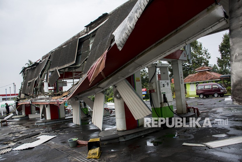 Puting Beliung di Sukabumi. Angin puting beliung menerjang lima desa Sukabumi usai hujan disertai angin kencang.