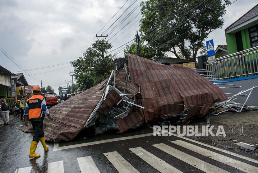 Dampak angin puting beliung di Sukabumi (ilustrasi). Hujan deras dan angin kencang di Sukabumi memicu terjadinya longsor dan angin puting beliung.