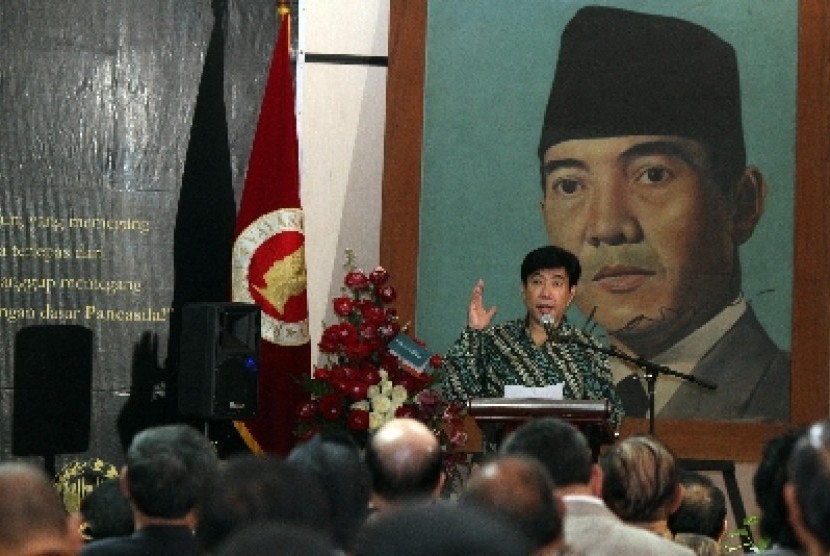 Putra bungsu Bung Karno, Guruh Soekarno putra memberikan sambutan dalam peringatan hari lahir Bung Karno, di Gedung Proklamasi, Jakarta, Kamis (6/6).