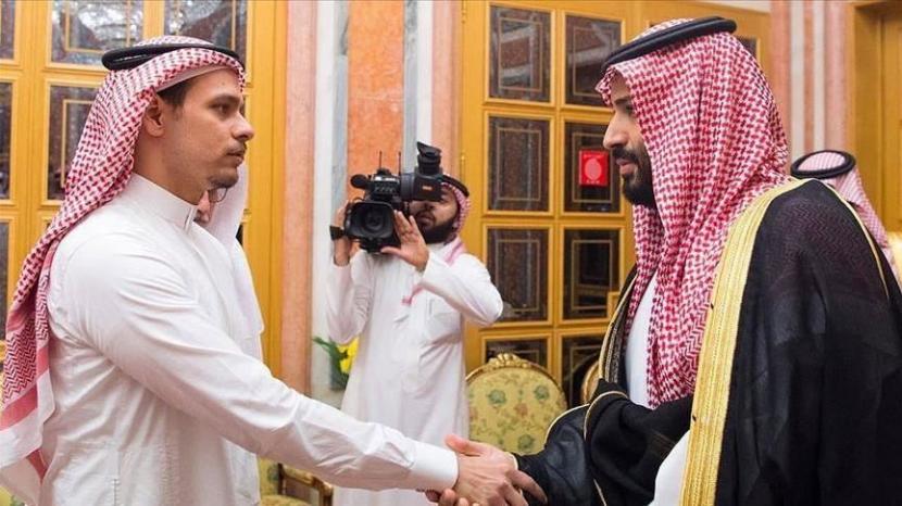Putra dari Jamal Khashoggi, Salah Khashoggi (kiri) bersalaman dengan Putra Mahkota Arab Saudi Mohammad bin Salman. (Foto file - Anadolu Agency)