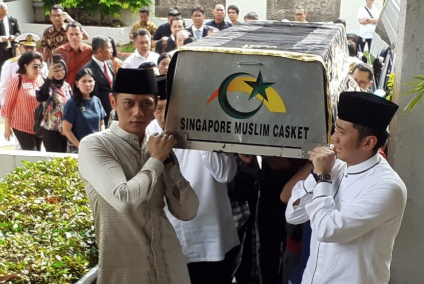 Putra Ibu Negara 2004-2014 Ani Yudhoyono, Agus Harimurti Yudhoyono (kiri) dan Edhie Baskoro Yudhoyono memanggul keranda jenazah Ibunda untuk dimandikan di KBRI Singapura, Sabtu (1/6/2019). I