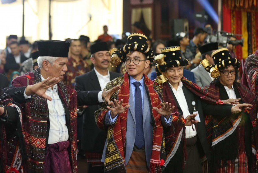 Putra Joko Widodo, Gibran Rakabuming melakukan Manortor ketika mengikuti ritual adat Mangalo-alo Mora pada ngunduh mantu resepsi pernikahannya di Medan, Sumatera Utara, Jumat (24/11).