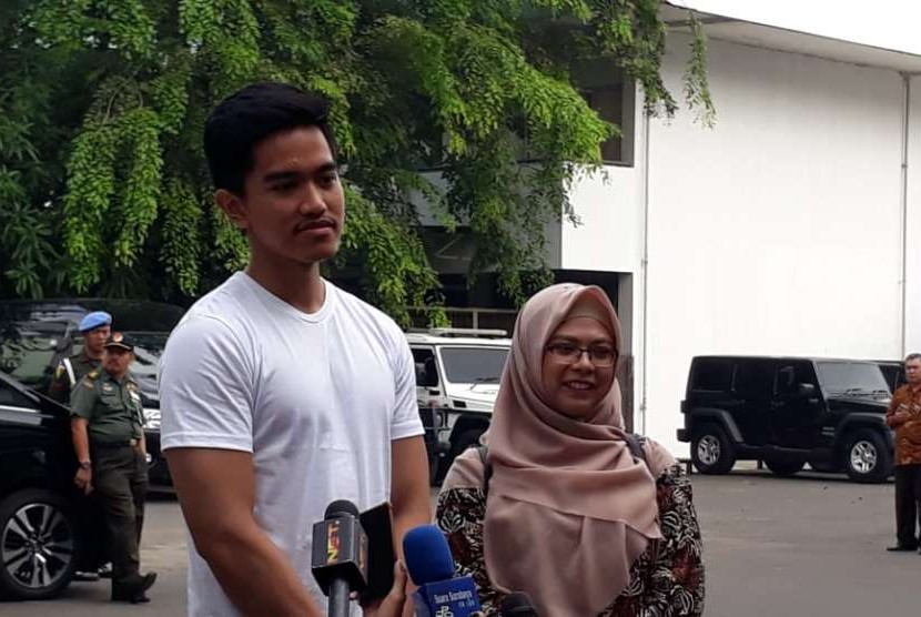 Putra Jokowi, Kaesang Pangarep dan putri Ma'ruf Amin, Siti Haniatunnisa mendampingi Jokowi dan Ma'ruf menjalani tes kesehatan di RSPAD Gatot Soebroto, Jakarta, 12 Agustus 2018. Ini menjadi momen terakhir Kaesang menemani aktivitas Jokowi sebelum digantikan Jan Ethes.