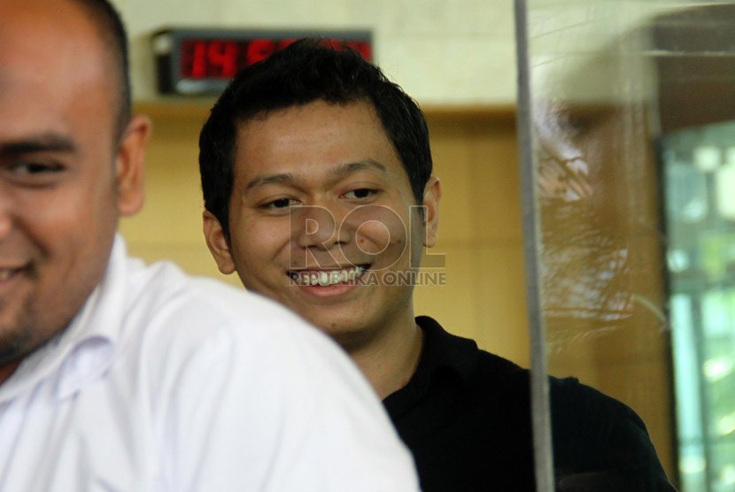   Putra Ketua Majelis Syuro Partai Keadilan Sejahtera Hilmi Aminuddin, Ridwan Hakim usai menjalani pemeriksaan di Gedung Komisi Pemberantasan Korupsi (KPK), Jakarta, Senin (25/2).   (Republika/Yasin Habibi)