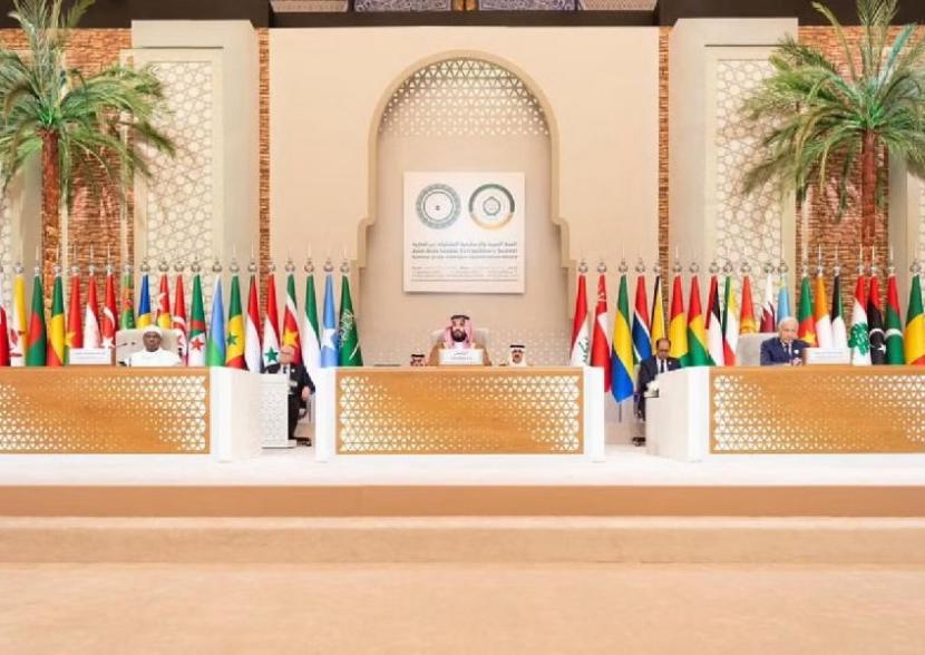 Putra Mahkota Arab Saudi Mohammed bin Salman berbicara dalam KTT OKI membahas situasi Gaza di Riyadh, Arab Saudi, 11 November 2023.