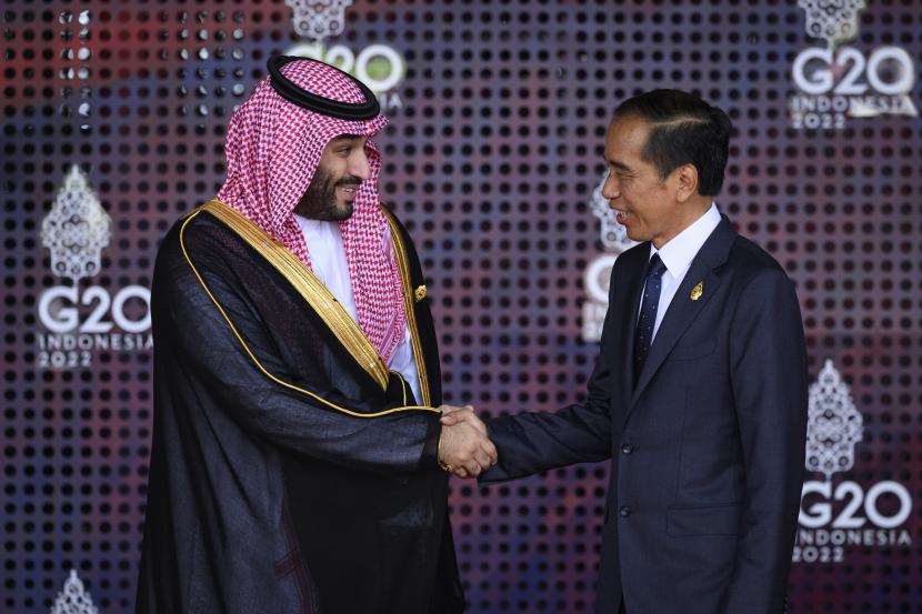  Putra Mahkota Arab Saudi Mohammed bin Salman (kiri) disambut oleh Presiden  Joko Widodo pada KTT G20 Selasa, 15 November 2022 di Nusa Dua, Bali, Indonesia.