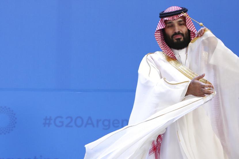 Putra Mahkota Arab Saudi Mohammed bin Salman menyesuaikan jubahnya saat para pemimpin berkumpul untuk kelompok tersebut di KTT Pemimpin G20 di Costa Salguero Center di Buenos Aires, Argentina, 30 November 2018.