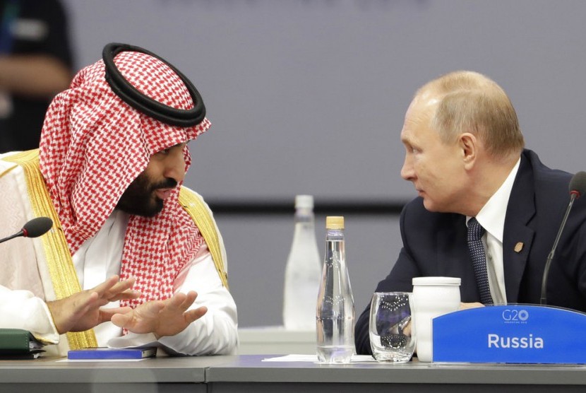  Putra Mahkota Arab Saudi Pangeran Mohammed bin Salman (MBS) berbincang dengan Presiden Rusia Vladimir Putin (kanan).