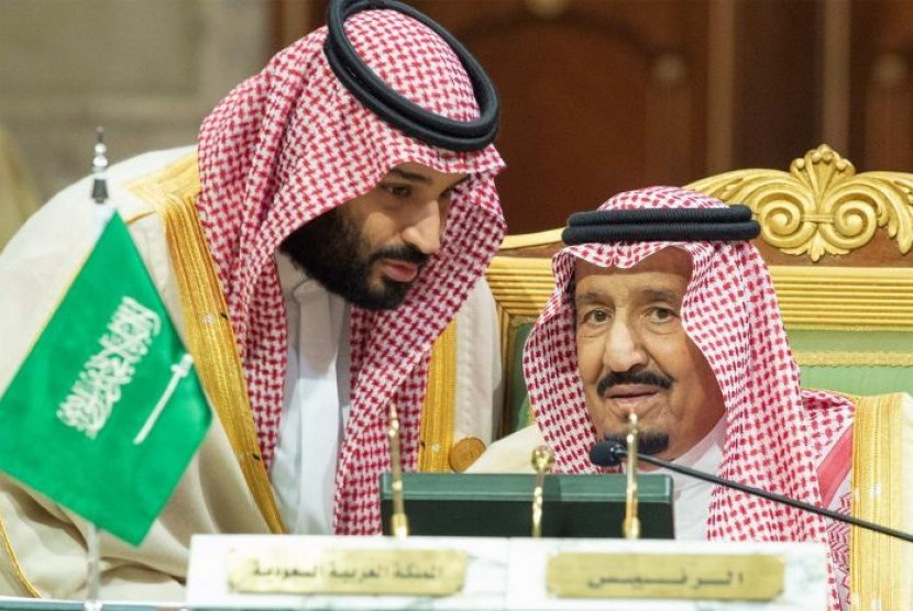 Putra Mahkota Arab Saudi Pangeran Mohammed bin Salman berbincang kepada Raja Salman bin Abdulaziz Al-Saud.