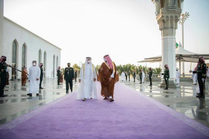 Putra Mahkota Arab Saudi Pangeran Salman bersama timpalannya dari Abu Dhabi Mohammed bin Zayed di Jeddah. Kedua berjalan di atas karpet seremonial Arab Saudi berwarna lavender. Arab Saudi mengganti warna karpet seremonial dari merah menjadi lavender.