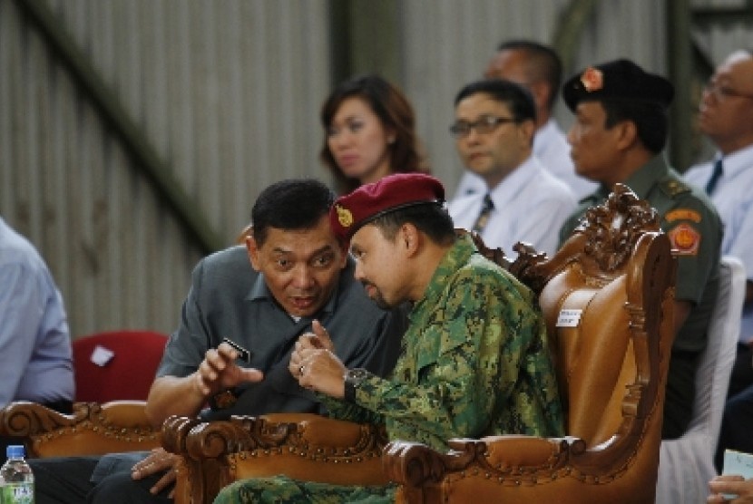 Putra Mahkota Brunei Darussalam, Jenderal Pengiran Muda Haji Al-Muhtadee Billah Ibni Kebawah Duli (kanan) berbincang dengan Wamenhan Sjafrie Sjamsoeddin di PT Pindad, Bandung, Selasa (6/5).