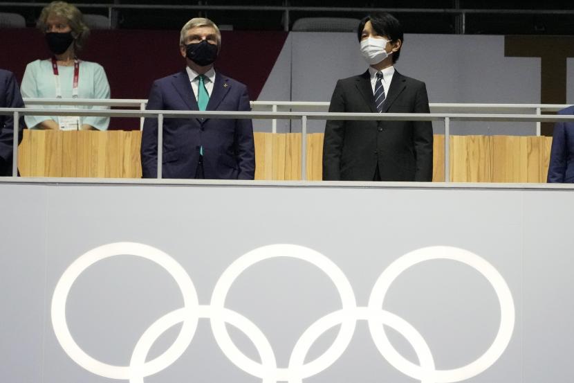 Putra Mahkota Jepang Akishino, kanan, dan Presiden Komite Olimpiade Internasional Thomas Bach menghadiri upacara penutupan di Stadion Olimpiade pada Olimpiade Musim Panas 2020, Minggu, 8 Agustus 2021, di Tokyo, Jepang.