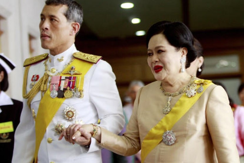 Raja Vajiralongkorn (kiri) bersama ibunda Ratu Sirikit. Raja Thailand Vajiralongkorn disebut ibunya, Ratu Sirikit, sedikit seperti Don Juan.