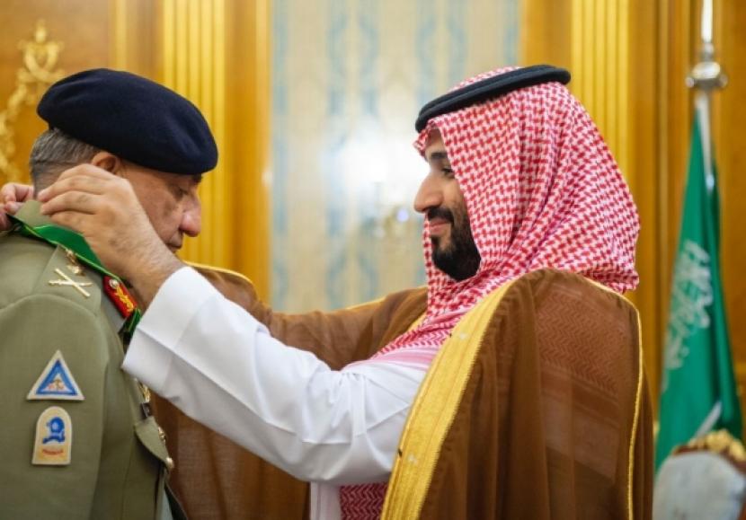 Putra Mahkota Mohammed Bin Salman memberikan Panglima Angkatan Darat Pakistan, Jenderal Qamar Javed Bajwa dengan Medali Kelas Luar Biasa Raja Abdulaziz, Ahad (26/6/2022). Pangeran Salman Anugerahkan Medali Raja Abdulaziz pada Jenderal Pakistan