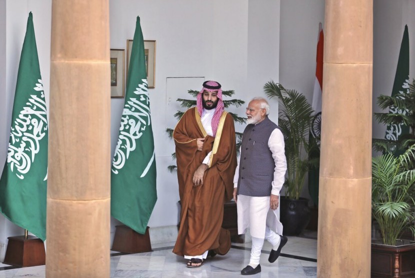 Arab Saudi Deportasi Warga India karena Unjuk Rasa Anti-Modi. Putra Mahkota Saudi Mohammed bin Salman bersama Perdana Menteri India Narendra Modi di New Delhi, India, Rabu (20/2). 