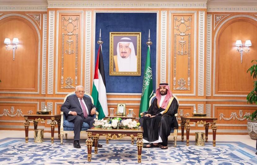 Putra Mahkota Saudi Mohammed bin Salman (kanan) menerima Presiden Palestina Mahmoud Abbas, di Riyadh, Arab Saudi, 28 Agustus 2024.