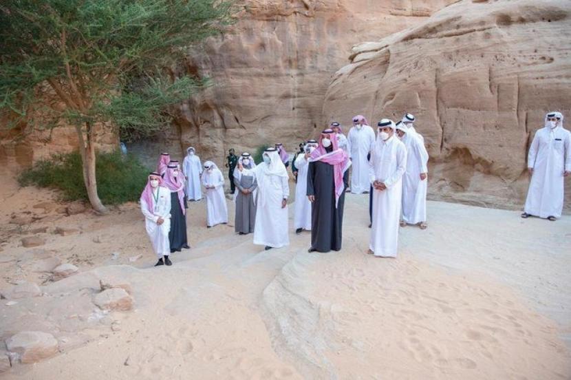 Putra Mahkota Saudi Mohammed bin Salman mengajak Emir Qatar Sheikh Tamim bin Hamad Al-Thani berkeliling kota bersejarah AlUla pada hari Selasa. 