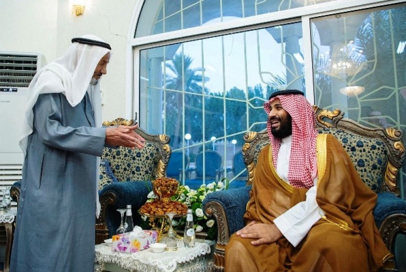Putra Mahkota Saudi Muhammad bin Salman berbincang dengan warga Qassim