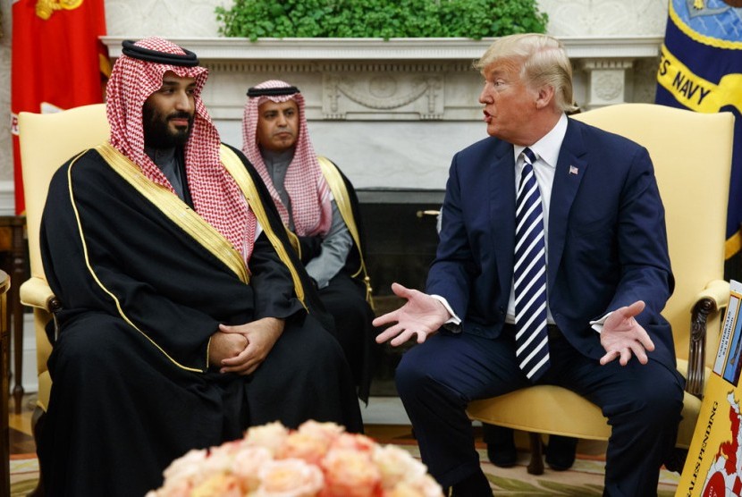 Putra Mahkota Saudi, Muhammad bin Salman bertemu Presiden AS, Donald Trump di gedung putih, Selasa (20/3).(AP Photo/Evan Vucci)