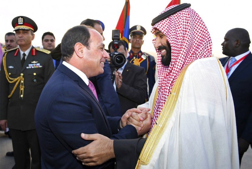 Putra Mahkota Saudi Pangeran Mohammed bin Salman saat berkunjung ke Mesir dan disambut Presiden Mesir Abdel Fattah el-Sisi. 