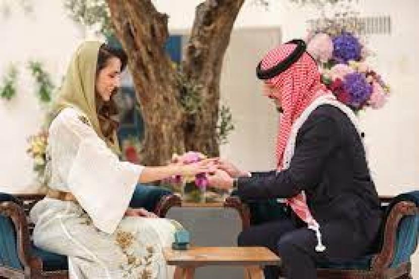 Putra Mahkota Yordania Pangeran ein bin Abdullah II bertunangan dengan wanita Arab Saudi Rajwa Khaled bin Musaed bin Abdulaziz Al-Saif, Rabu (17/8/2022). Putra Mahkota Yordania Umumkan Pertunangan dengan Wanita Arab Saudi
