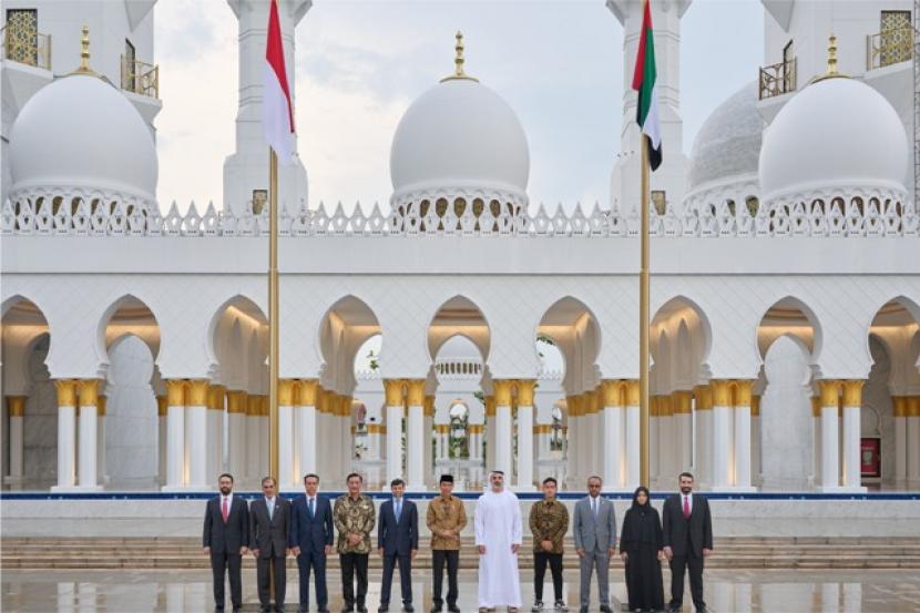 Putra MBZ mengunjungi Masjid Agung Sheikh Zayed didampingi Presiden Jokowi 