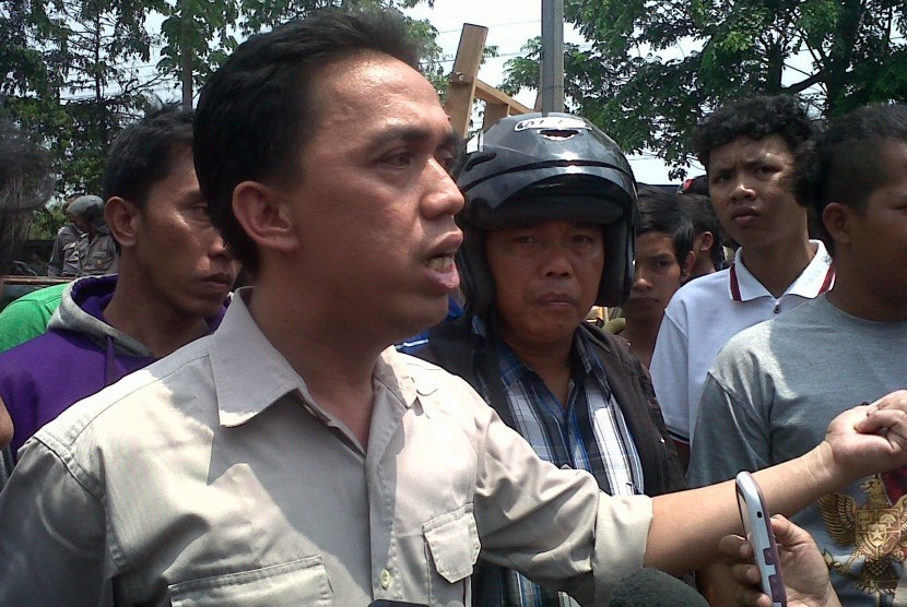 Putra pemilik lahan di Jl.I Gusti Ngurah Rai, Jakarta Timur, Ahmad Saughi protes karena lahannya hendak digusur, Rabu (9/10)