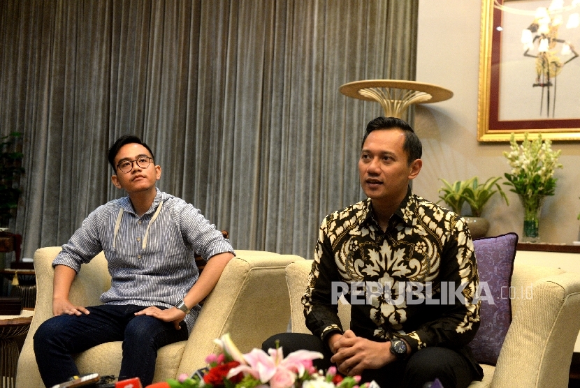 Putra Presiden Joko Widodo Gibran Rakabuming Raka (kiri) berbincang dengan putra Mantan Presiden Susilo Bambang Yudhoyono Agus Harimurti Yudhoyono (kanan) usai pertemuan tertutup di Presidential Lounge, Kompleks Istana Kepresidenan, Jakarta, Kamis (10/8). 