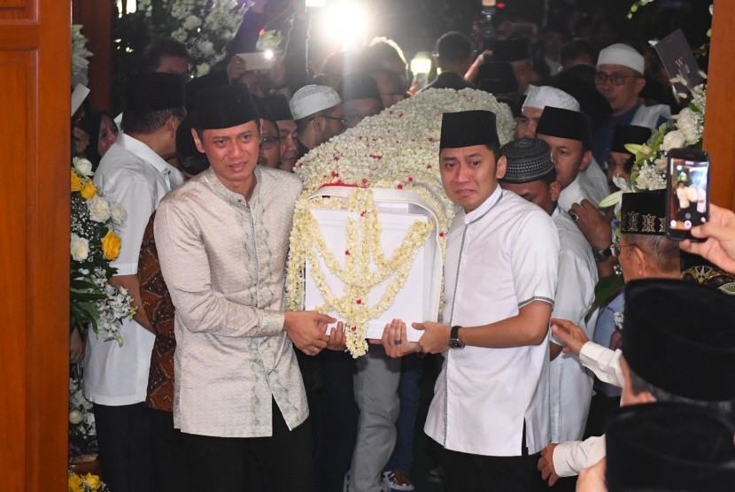Putra Presiden ke-6 RI Susilo Bambang Yudhoyono, Agus Yudhoyono (kiri) dan Edhie Baskoro Yudhoyono (kanan) mengangkut peti jenazah Ibu Ani Yudhoyono setibanya di rumah duka, Cikeas, Bogor, Jawa Barat, Sabtu (1/6).