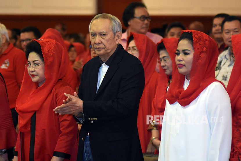 Putra Presiden RI pertama, Guntur Soekarnoputra (tengah) didampingi istri Henny Emilia Hendayani (kiri) dan putrinya Puti Guntur Soekarno.