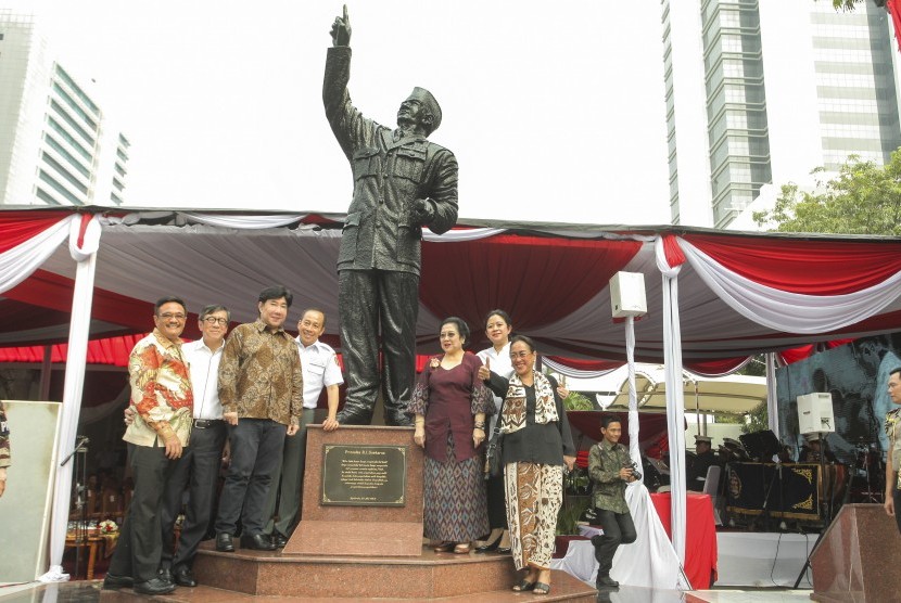 Putra-putri Presiden Sukarno, Presiden ke-5 RI Megawati Soekarnoputri (ketiga kanan), Sukmawati Soekarnoputri (kanan), dan Guruh Soekarnoputra (ketiga kiri), bersama Menkumham Yasonna Laoly (kedua kiri), Menko PMK Puan Maharani (kedua kanan). Plt Gubernur DKI Jakarta Djarot Saiful Hidayat (kiri), dan Gubernur Lemhanas Agus Widjojo (keempat kiri) berpose bersama saat peresmian patung Presiden Sukarno di halaman kantor Lemhanas, Jakarta, Rabu (24/5). Patung tersebut merupakan bentuk penghargaan terhadap jasa Sang Proklamator sebagai salah satu pendiri bangsa Indonesia. 
