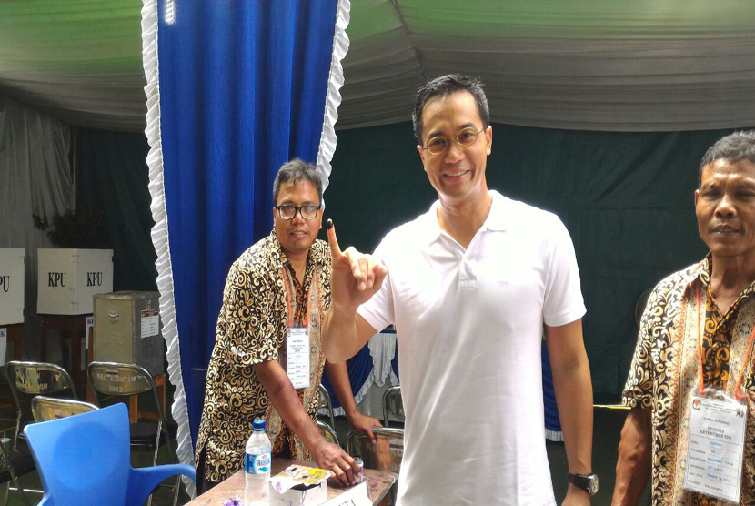 Putra Sulung Aburizal Bakrie, Anindya Novyan Bakrie memberikan hak suaranya di TPS 08 Kelurahan Kuningan Timur Kecamatan Setiabudi, Jakarta Selatan sekitar pukul 11.20 WIB