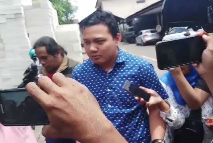 Putra sulung Wali Kota Surabaya Tri Rismaharini, Fuad Bernardi diperiksa di Subdit IV Tipidter Ditreskrimsus Polda Jatim, Selasa (26/3). Fuad diperiksa sebagai saksi untuk pendalaman kasus Jalan Raya Gubeng yang ambles beberapa waktu lalu.