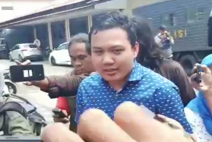 Putra sulung Wali Kota Surabaya Tri Rismaharini, Fuad Bernardi diperiksa di Subdit IV Tipidter Ditreskrimsus Polda Jatim, Selasa (26/3). Fuad diperiksa sebagai saksi untuk pendalaman kasus Jalan Raya Gubeng yang ambles beberapa waktu lalu.