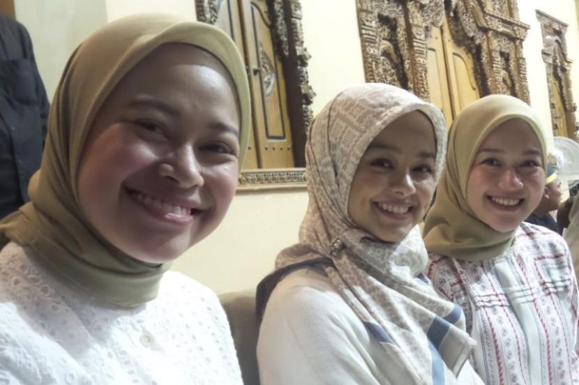 Putri Anies Baswedan, Mutiara Baswedan (tengah) bersama kedua putri Muhaimin Iskandar yakni Mega Safira (kanan) dan Rahma Arifa (kiri) menghadiri pengajian Gus Iqdam di Kabupaten Blitar, Jawa Timur