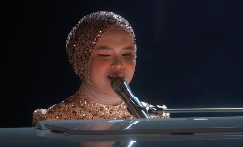 Putri Ariani saat tampil di AGT pada Rabu (6/9/2023). Putri menyanyikan lagu I Still Haven't Found What I'm Looking For milik band U2.